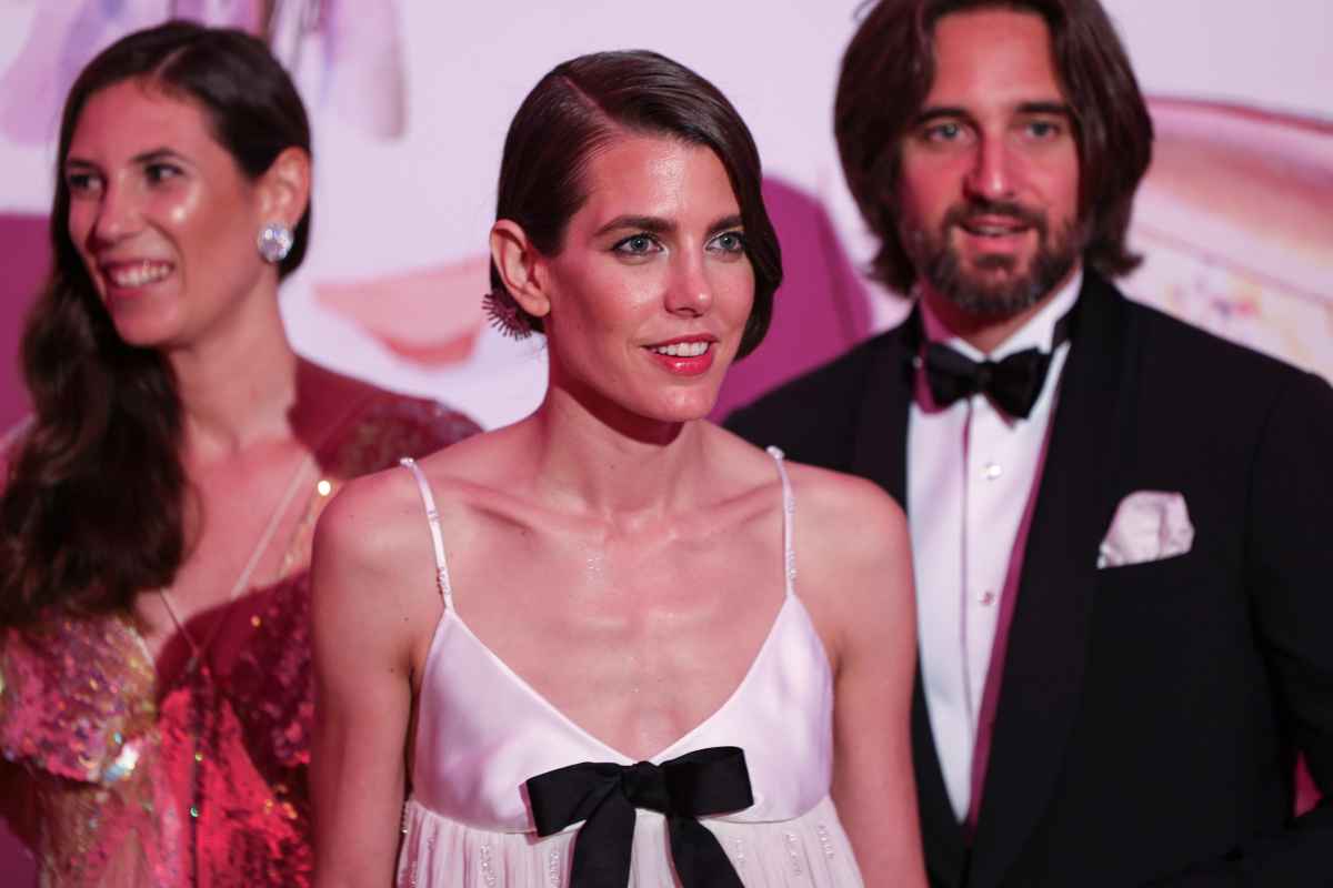 Charlotte Casiraghi pancione scatto virale bellissima