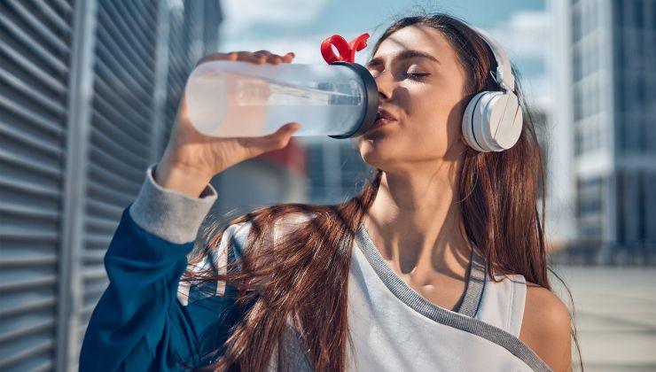 come fare a bere 2l di acqua al giorno