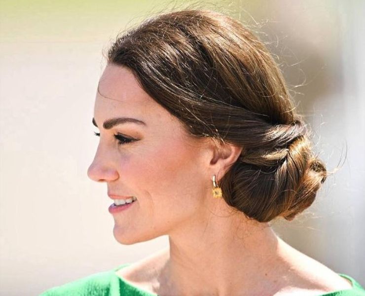 Kate Middleton gioca con dei bambini sconosciuti