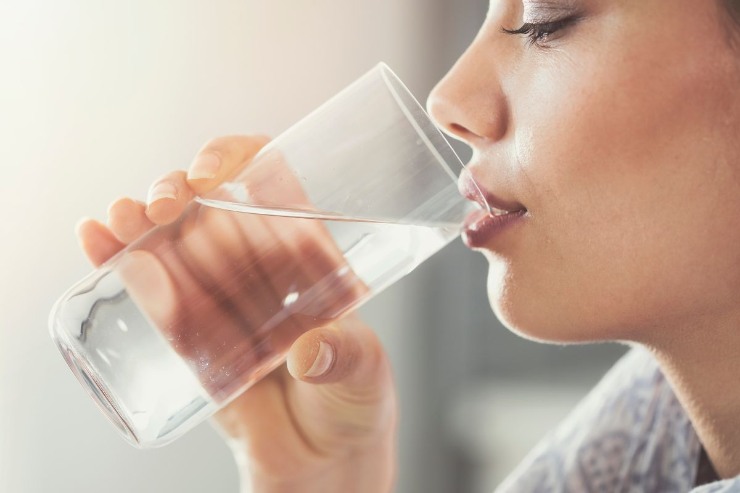 Acqua con batteri e PFAS: ecco qual è