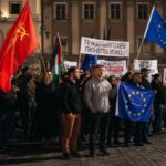 Piazza Barberini: un simbolo di protesta contro l'Europa e il riarmo, con la bandiera della vittoria sovietica