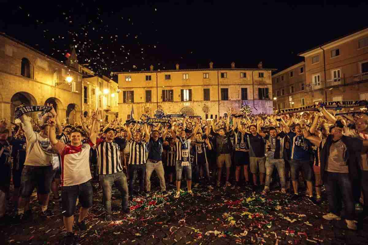 Napoli celebra il quarto scudetto: festa in città dopo il 2-0 sul Cagliari, l'Inter si arrende