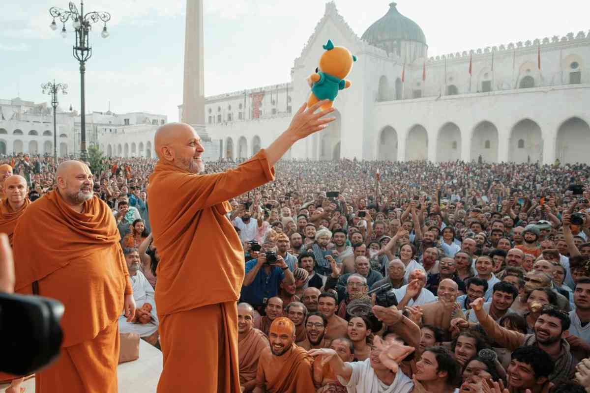 Papa Leone XIV sorprende piazza San Pietro con un regalo in stile baseball