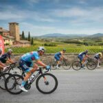 Pedersen trionfa in volata e riconquista la maglia rosa: il Giro fa ritorno in Italia