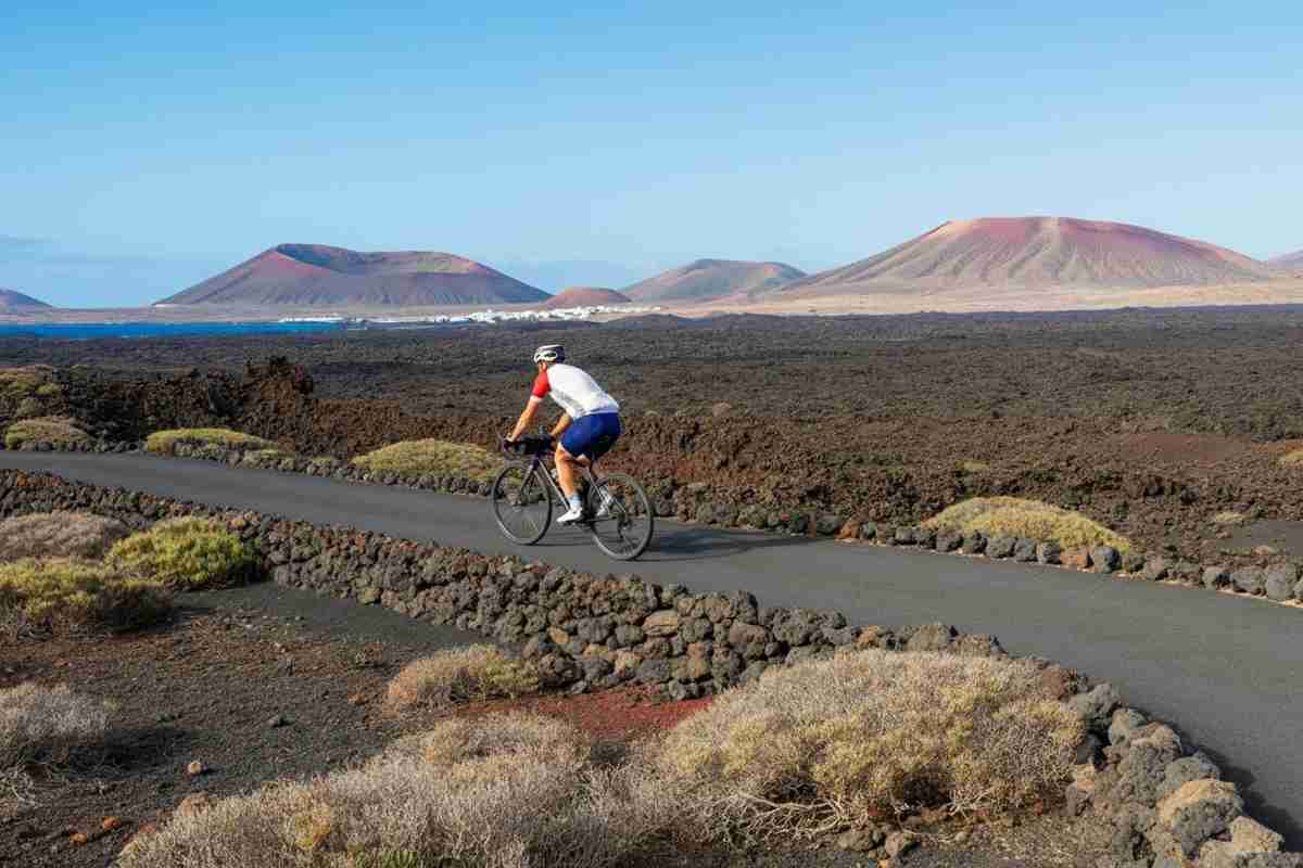 Scoprire Lanzarote in bicicletta: un'avventura lunare tra paesaggi mozzafiato
