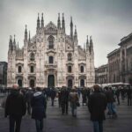 Tragedia a Milano: il detenuto in fuga si suicida dal Duomo dopo l'accoltellamento del collega