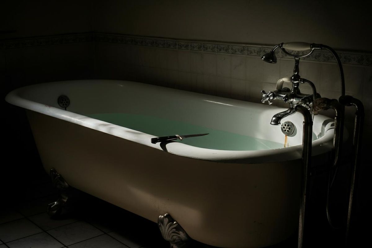 Tragedia a Salerno: donna scoperta senza vita nella vasca da bagno con un coltello accanto