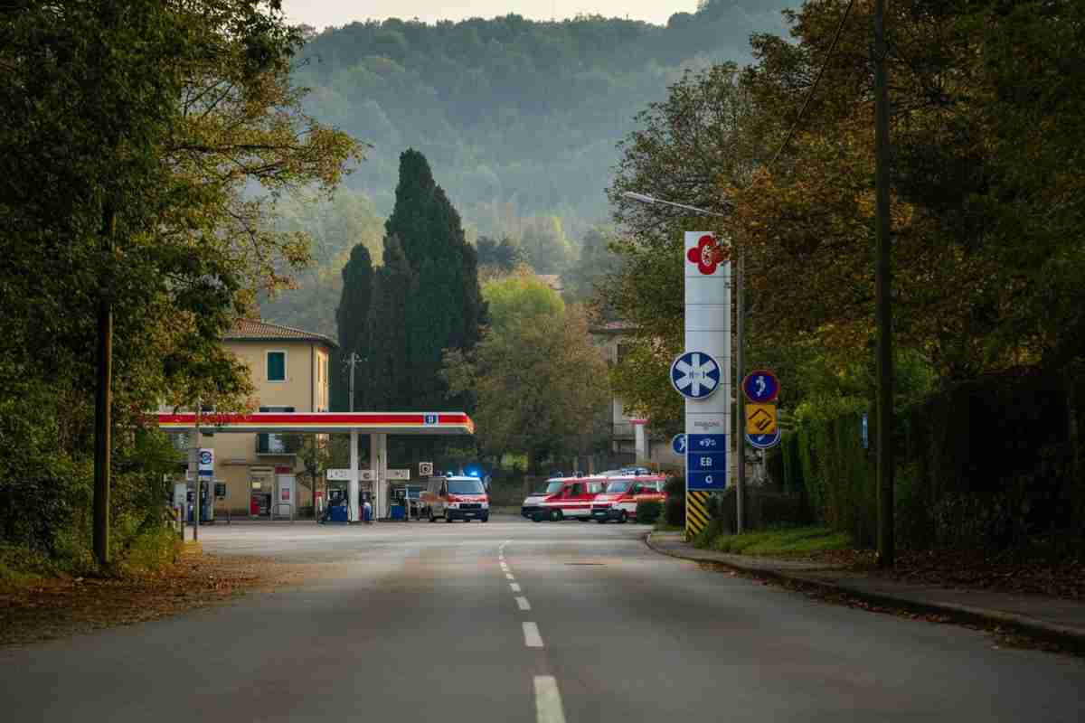 Tragedia in auto: padre perde la vita in un drammatico schianto, madre e bambino intrappolati tra le lamiere nel Veneziano