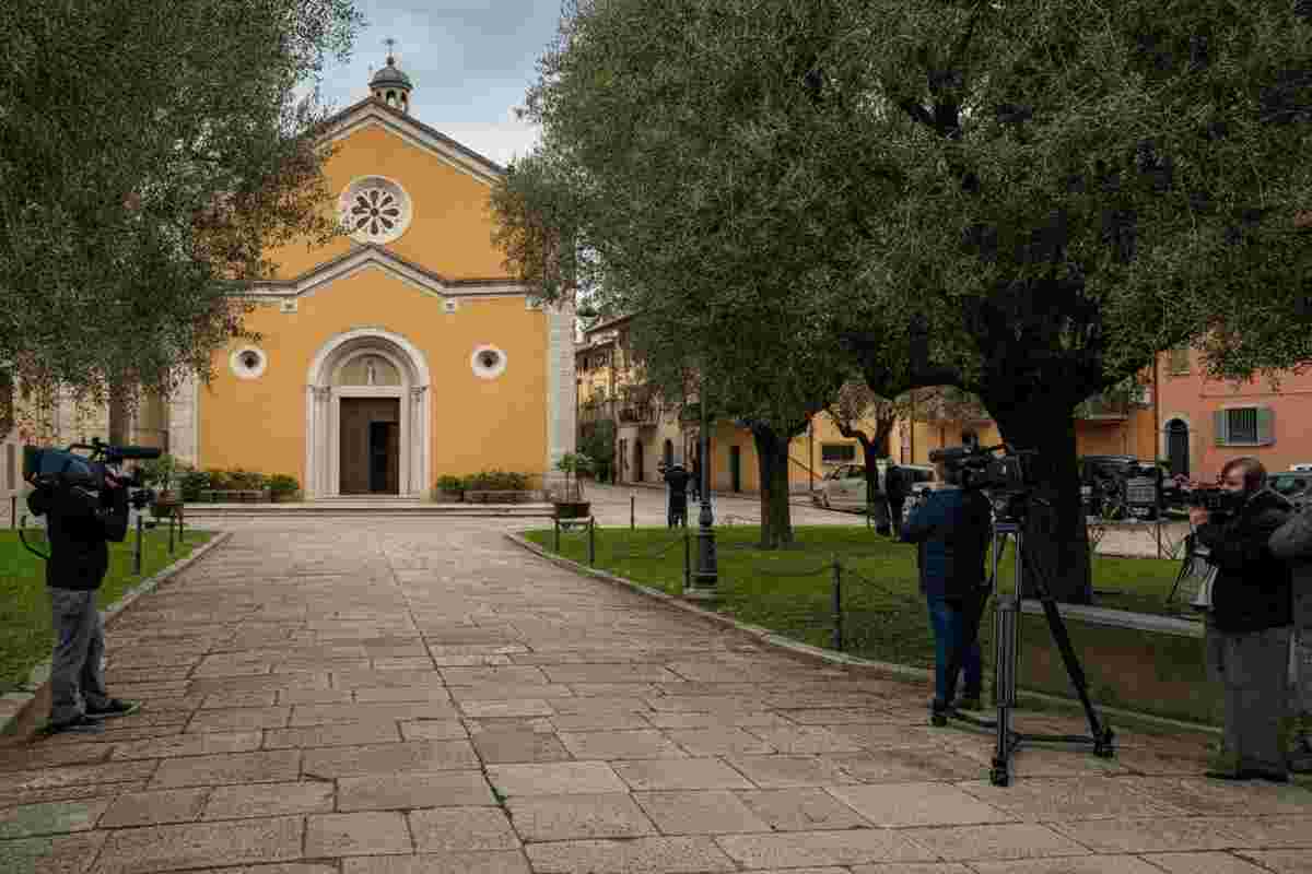 Garlasco dice basta ai giornalisti: il sindaco affronta l'assedio al santuario di Chiara Poggi e Andrea Sempio