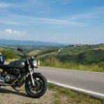 Giudice sorprende: restituita la patente a un motociclista positivo alla cannabis grazie a un referto medico