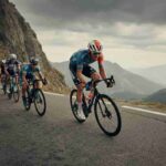Simon Yates trionfa sul Colle delle Finestre e conquista la maglia rosa al Giro d'Italia