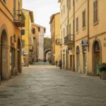 Urla di terrore a Busto Arsizio: negoziante ucciso a coltellate, parte la caccia all'uomo