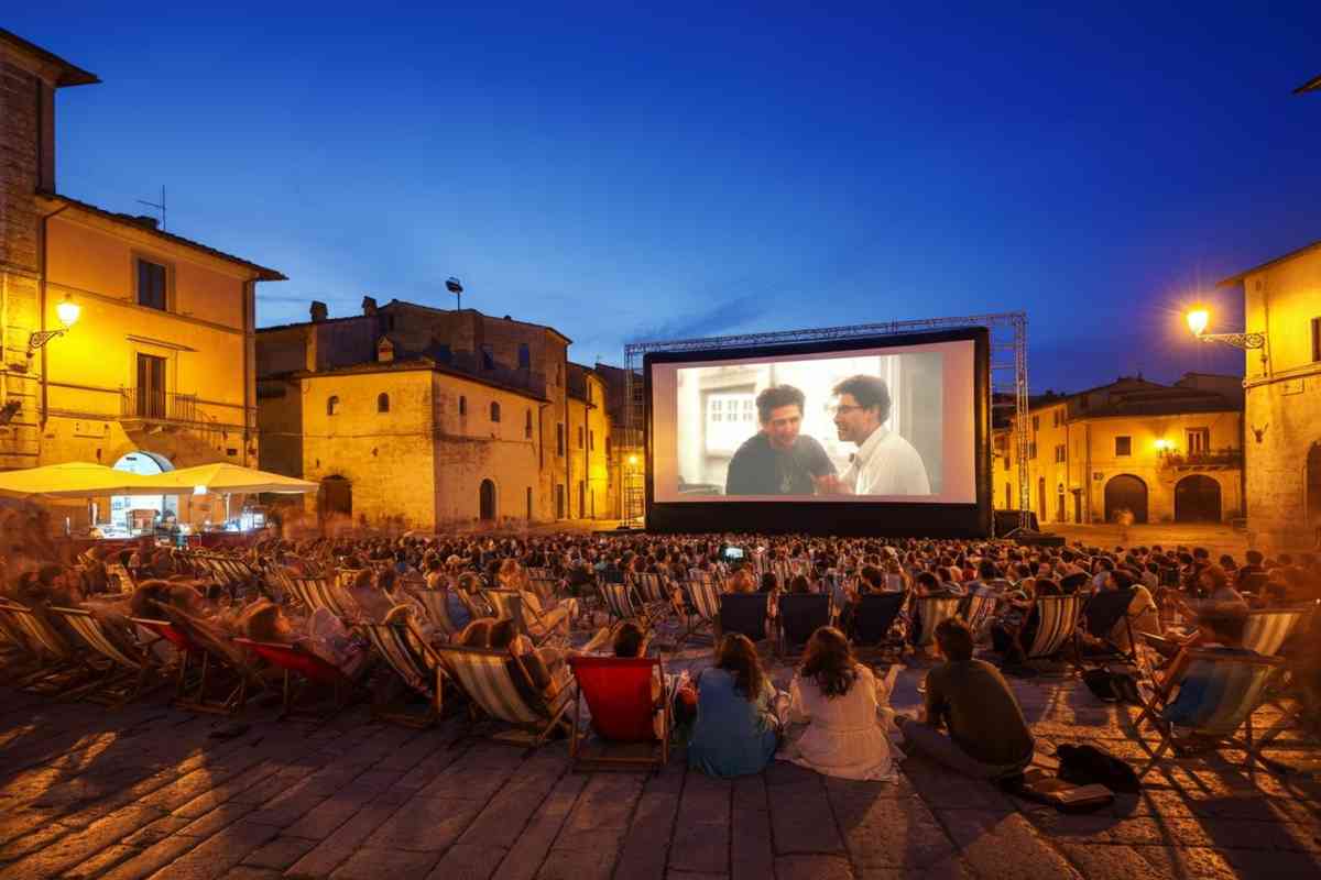 Carlo Verdone incanta Piazza Maggiore con 'Un sacco bello'