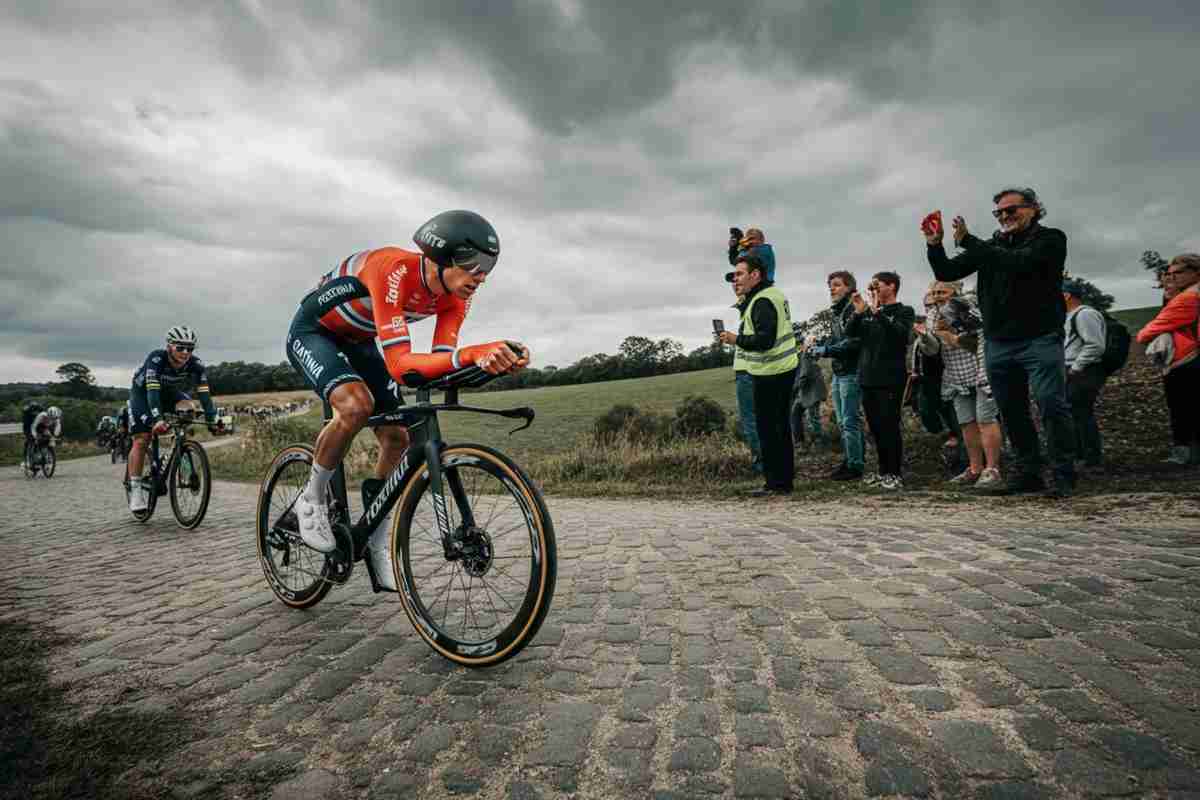 Evenepoel trionfa nella cronometro del Tour de France, Pogacar mantiene la maglia gialla e Vingegaard deluso