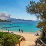 Fiamme a Villasimius: famiglie in fuga e bagnanti salvati in mare