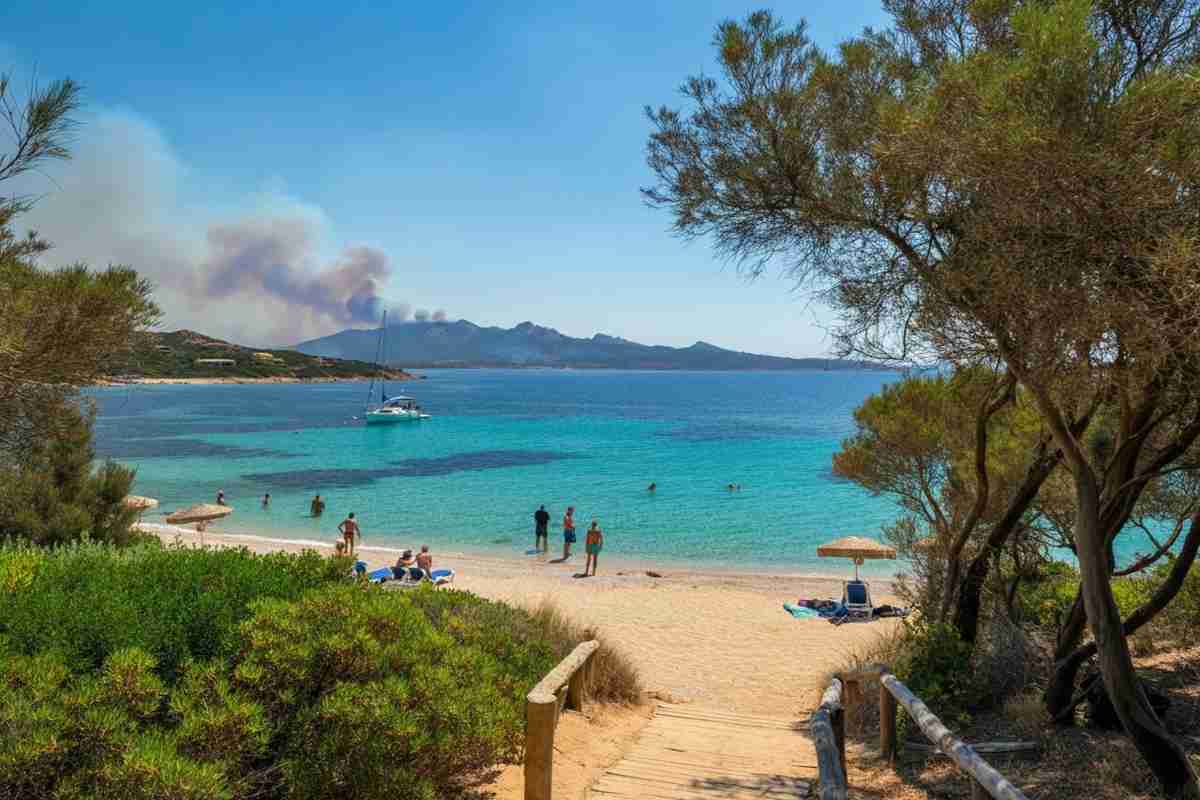 Fiamme a Villasimius: famiglie in fuga e bagnanti salvati in mare