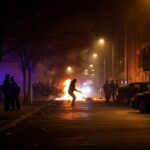 Fiamme e caos a Roma: incendiati veicoli della polizia e della giustizia davanti al Viminale