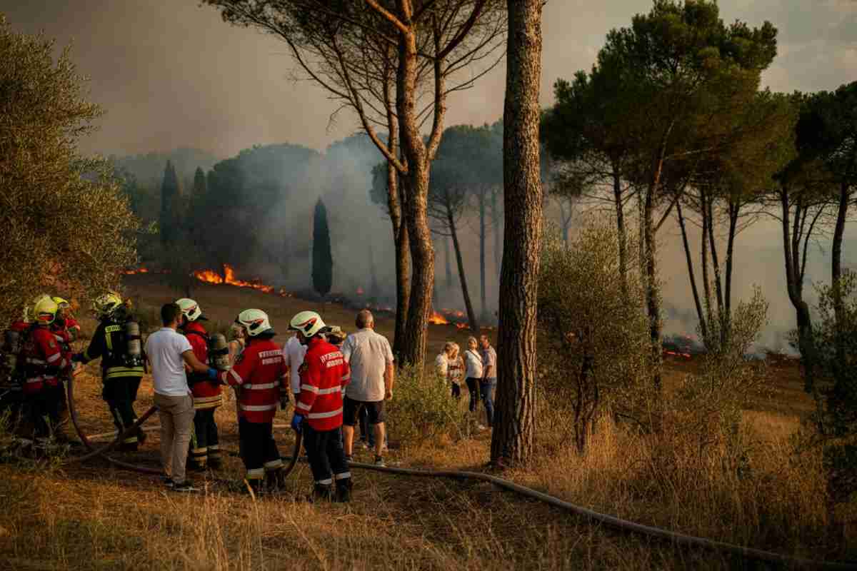 Fiamme nel campeggio di Castiglione della Pescaia: 600 persone in fuga e il video choc