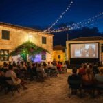 Oliver Stone premiato al SalinaDocFest: un riconoscimento alla carriera del maestro del cinema