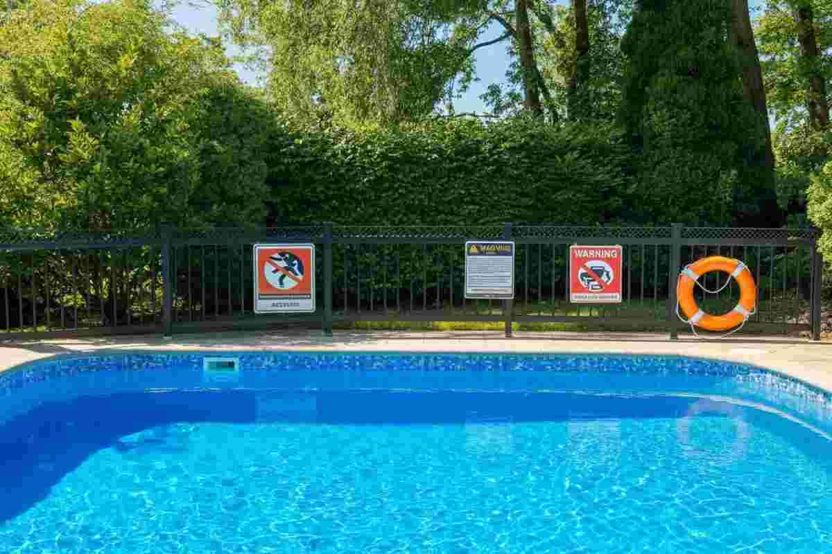 Tragedia a Salerno: bambino di 7 anni perde la vita in piscina sotto gli occhi della madre