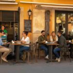 Bar di Porto Torres cerca camerieri: la polemica sull'annuncio che esclude i sardi