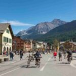 Cortina sotto accusa: turisti nudi e docce in strada scatenano la polemica