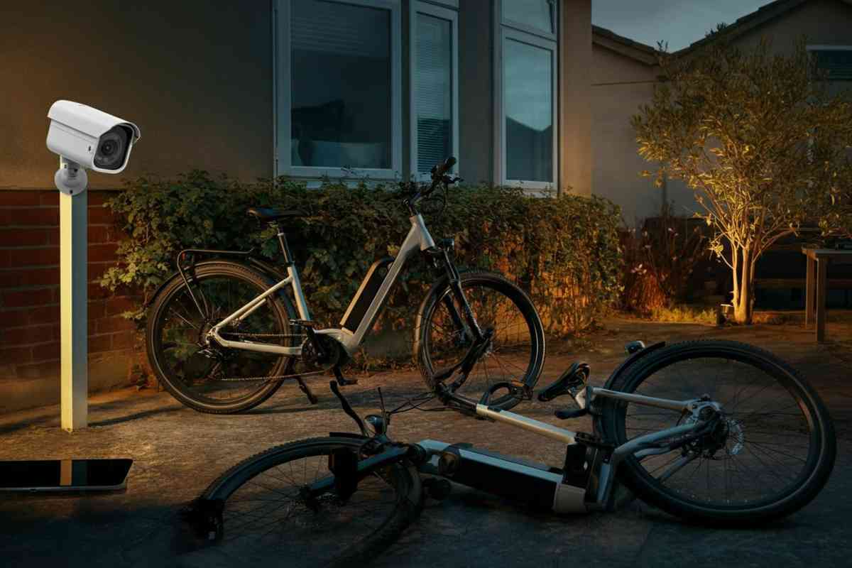 Il ladro scopre il video del furto della bici elettrica e minaccia di denunciare il proprietario