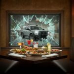 Influencer travolti da un SUV mentre sono in diretta social: il video choc dal ristorante
