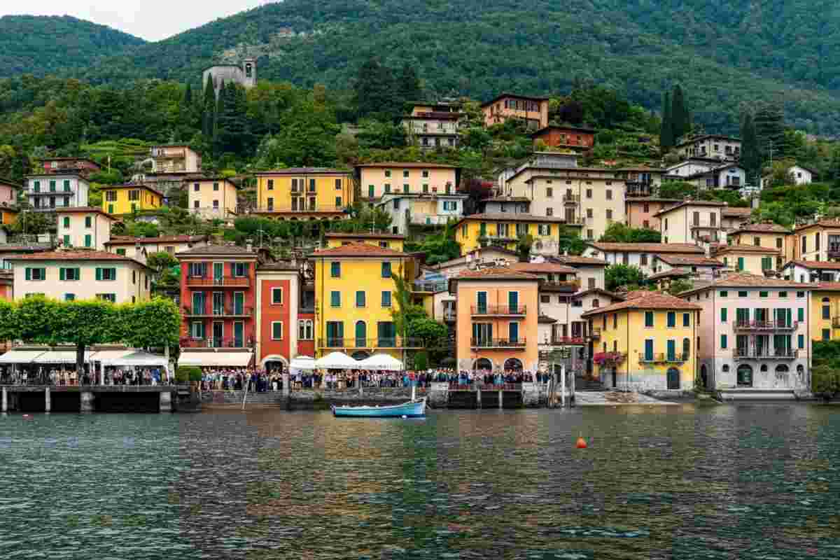 Laveno Mombello celebra il suo cittadino onorario con un emozionante 'Taaac!'