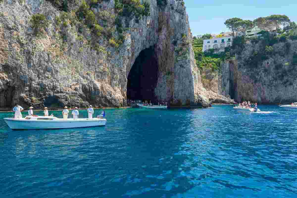 Lite tra barcaioli a Capri: un ceffone e un volo in mare sotto gli occhi dei turisti