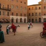 Redmayne sorprende il pubblico al Palio di Siena durante le prove dei cavalli