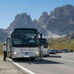 Rissa virale al tornante delle Dolomiti: pullman incastrati e autisti in azione