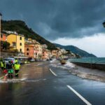 Maltempo in Italia: Liguria in ginocchio tra frane e inondazioni, Napoli chiude parchi e spiagge