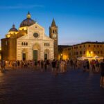 Passione interrotta: coppia sorpresa a fare sesso sul sagrato della basilica