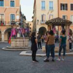 Polemica a Pistoia: consigliere di Forza Italia rimuove i pañuelos contro i femminicidi