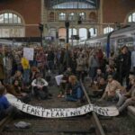 Protesta a Pisa: manifestanti bloccano un binario e fermano la circolazione per un'ora