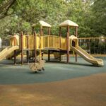 Tragedia in un parco giochi: bimbo di 3 anni muore dopo un drammatico crollo della trave di legno